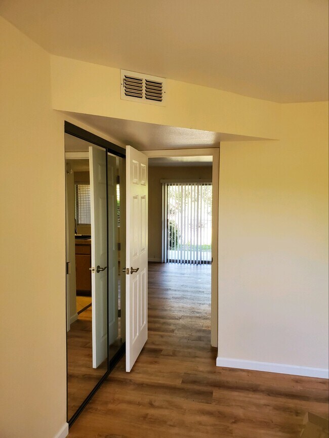 Building Photo - 250 Sunset Dr
