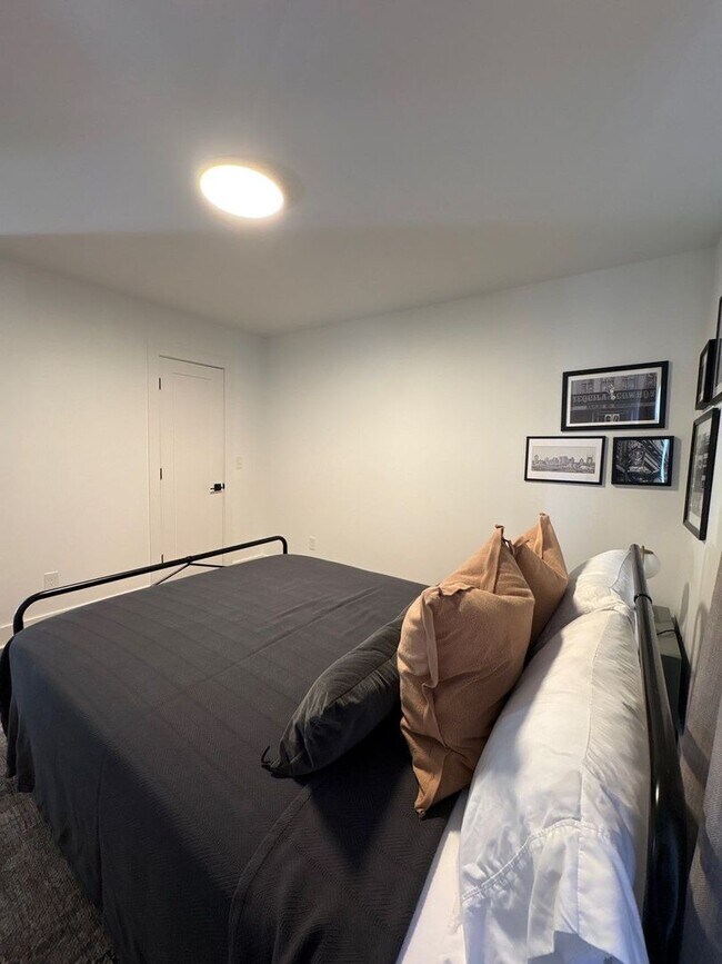 Building Photo - Fully Furnished 5 Bed, 3.5 Bath Located In East Nashville's McFerrin Park Neighborhood w/ Flexibl...