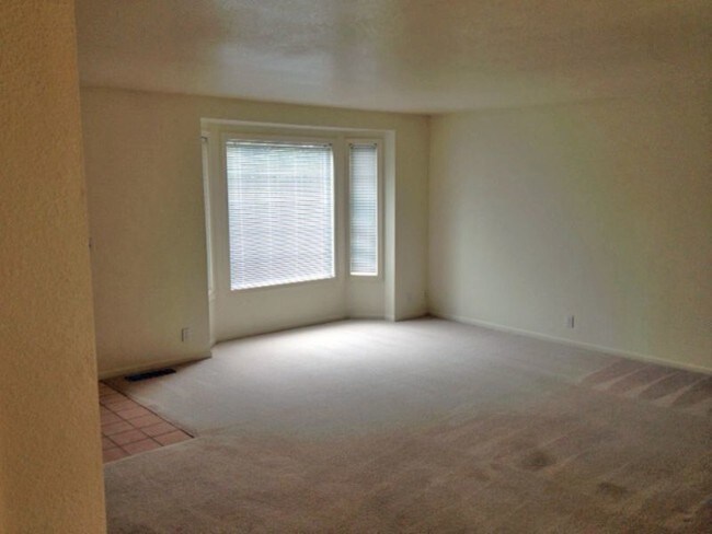 Building Photo - Nice Moon Mountain duplex with 2 Full bath...