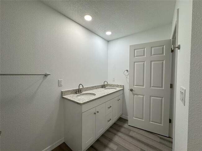 Building Photo - 1112 Eden Dr