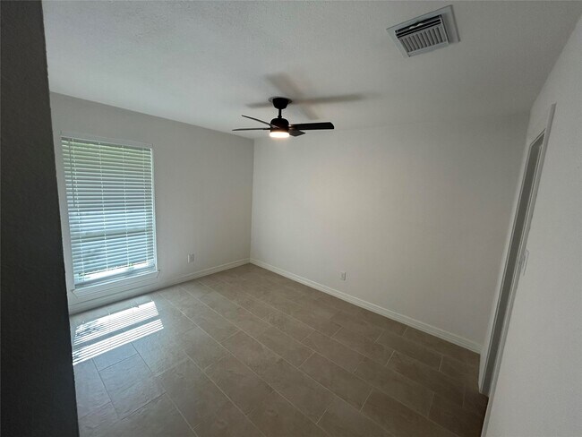Building Photo - 1139 Pinecroft Dr