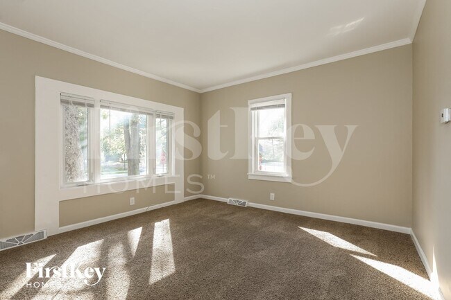 Building Photo - 14 E Willow Dr
