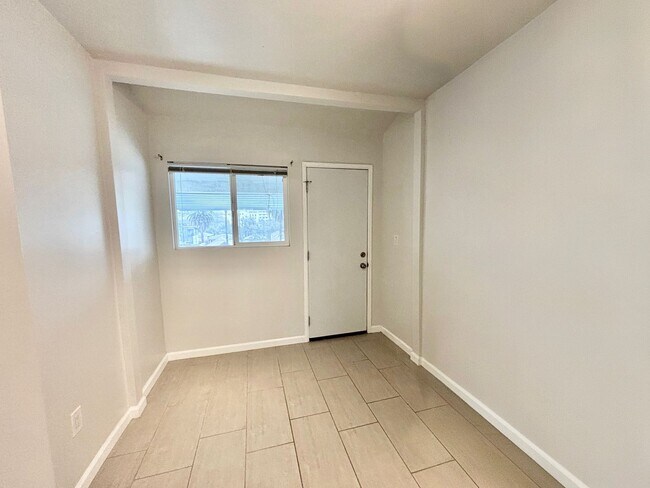 Building Photo - 626 Benton Wy