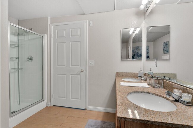 Building Photo - Fully Furnished/Great location 3 bedrooms 2  bath, community pool/gated in south summerlin area