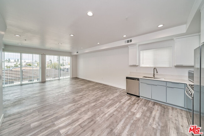 Building Photo - 605 1/2 W 41st Pl