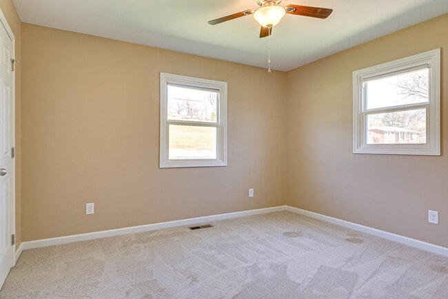 Building Photo - 212 Hillview Dr