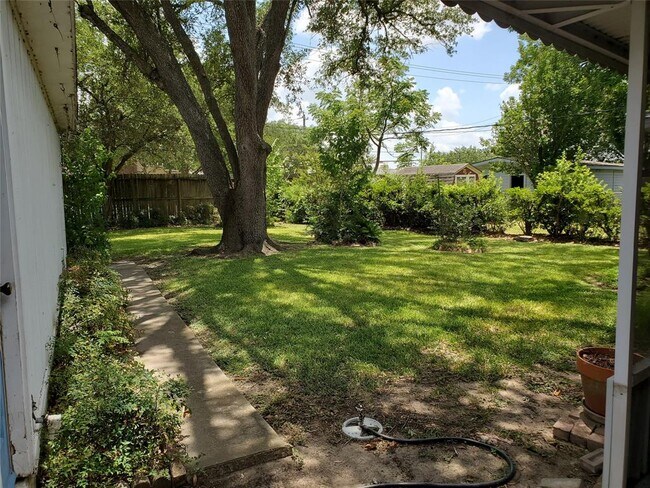 Building Photo - 3206 Randall Dr