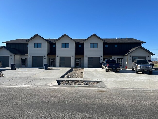Building Photo - 3 Bd / 2.5 Bath