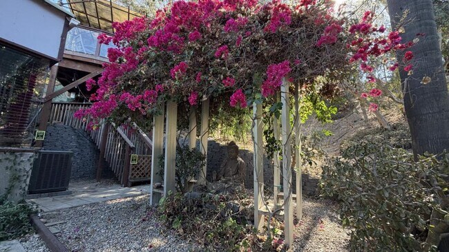 Building Photo - 637 S Crescent Ct
