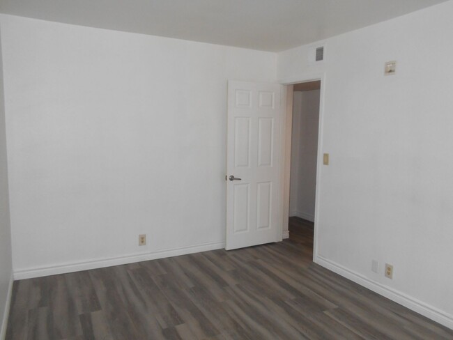 Building Photo - Charming 1 Bedroom Condo