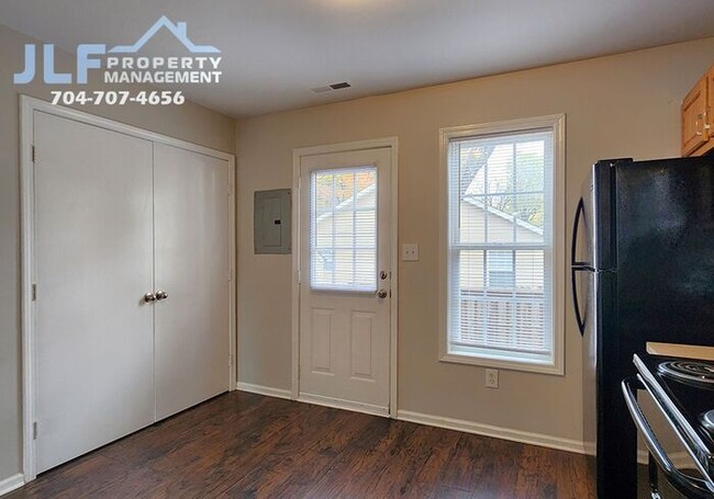 Building Photo - 2 Bed/1.5 Bath Brick Townhome in Concord!