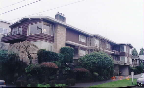 Primary Photo - Jule-anne Apartments