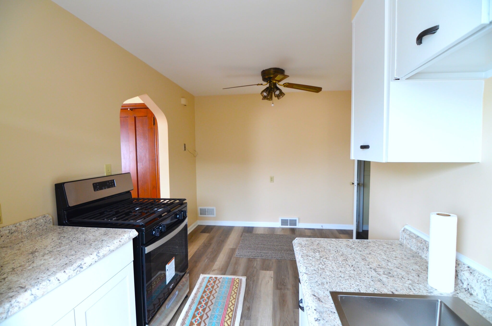 Building Photo - 221 Bank Ave