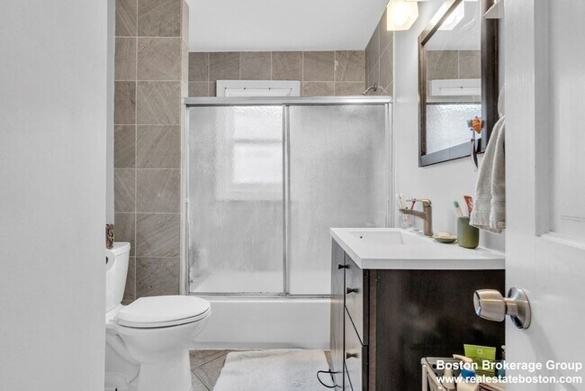 Building Photo - Get $1000 upon closing with monthly promo!  Spacious, Luxury Apartment with Huge Sunlit rooms nea...