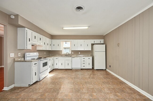 Building Photo - For Rent: 2BR, 1 BA duplex in Greenbrier (upstairs/ main floor unit)