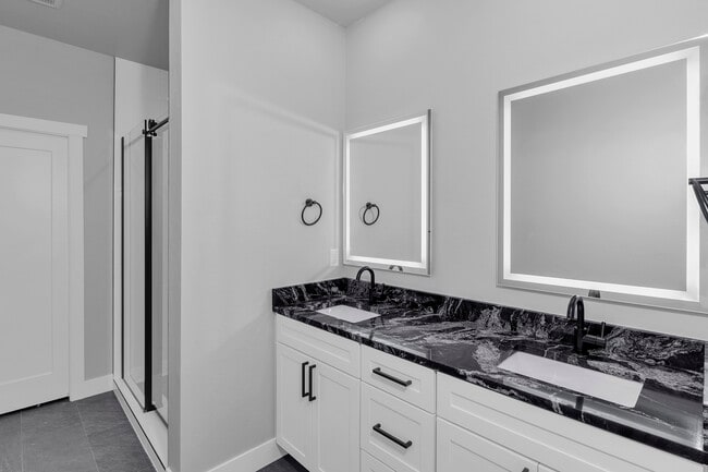 Building Photo - 681-628 28 Rd