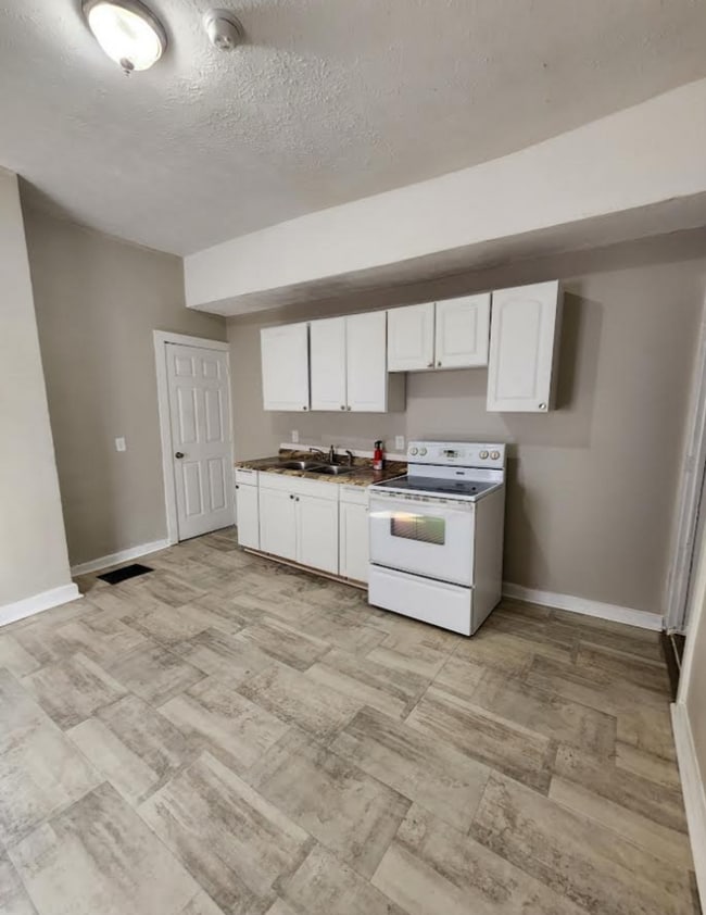 Building Photo - S8 Welcome - Westside Spacious Three Bedroom Two Story Duplex Near 25th and Capital