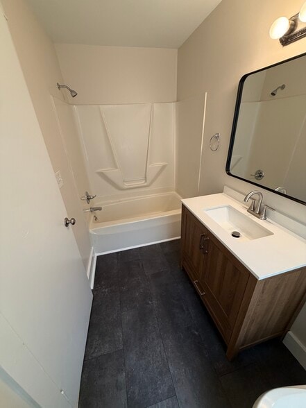 2nd Floor Full Bathroom - 654 Poplar St