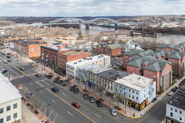 Building Photo - 584 Main St