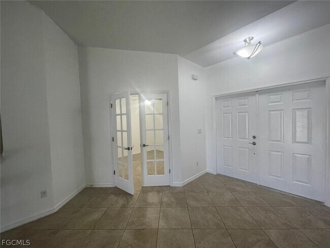 Building Photo - 2842 NW 5th Ave