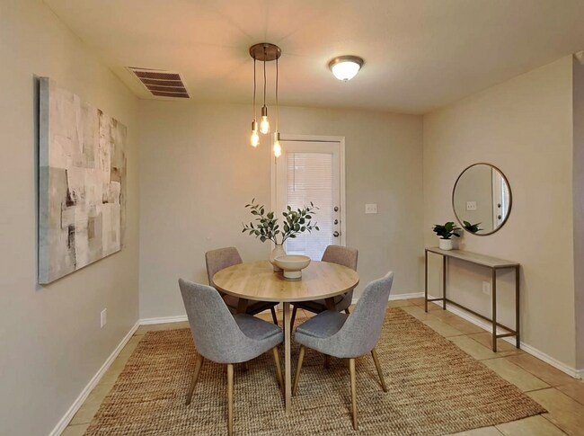 Building Photo - 528 N Brentwood Ave