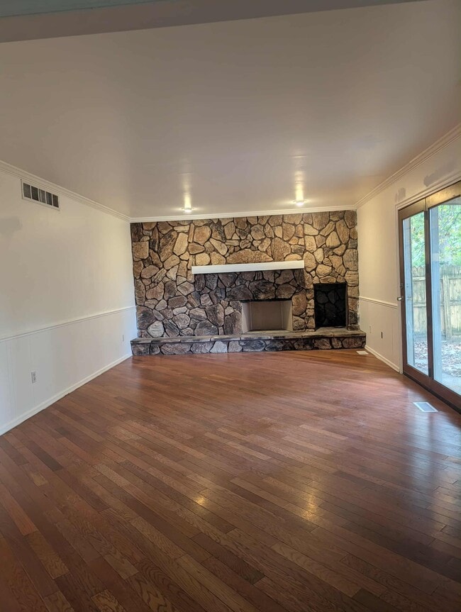 Building Photo - 1097 Esther Dr