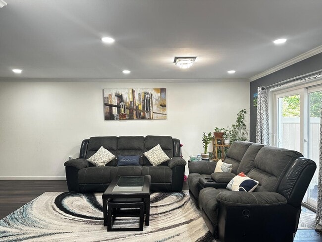 Building Photo - 107 Thoreau Dr