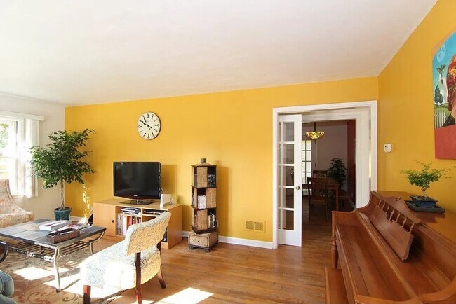 Building Photo - Now Leasing! Charming Home in One of Madis...