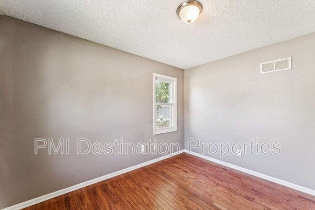 Building Photo - 525 NE Karapat Dr