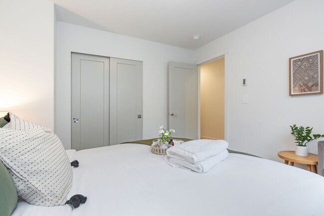 Building Photo - 628 10th Ave E