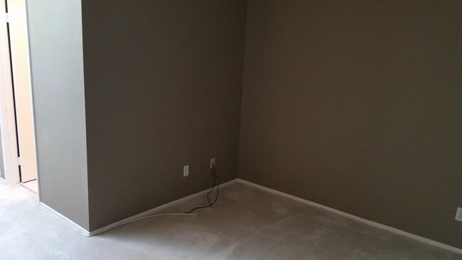 Building Photo - 2BED/2.5BATH