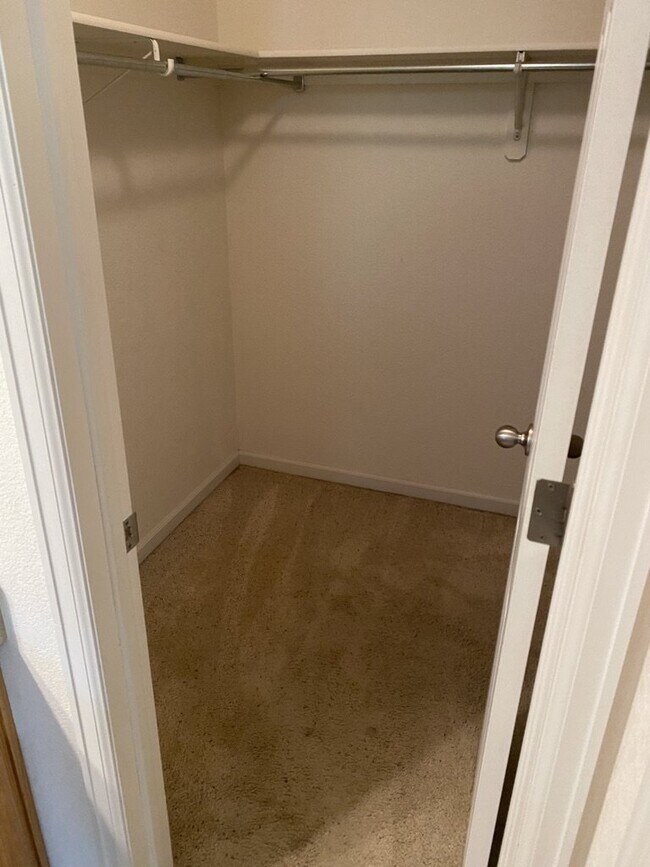 Building Photo - AVAILABLE SEPTEMBER! Charming Townhome in ...