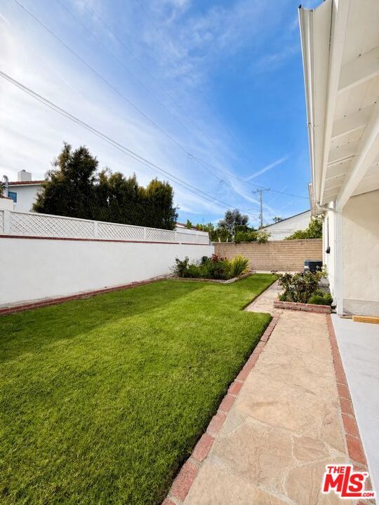 Building Photo - 341 S Rodeo Dr