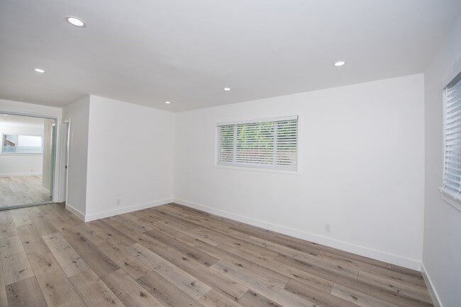 Building Photo - Dover Shores