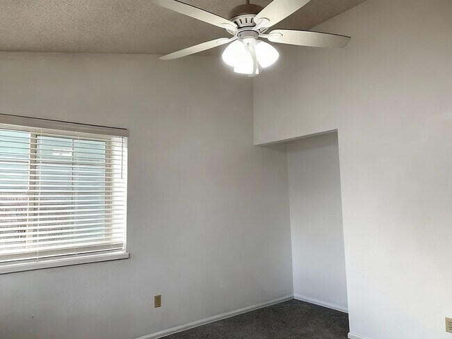 Building Photo - Cozy 2 bedroom Townhouse in Cheyenne Mountain with VIEWS of mountains