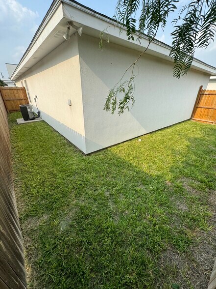 Building Photo - 1401 W Heritage Dr