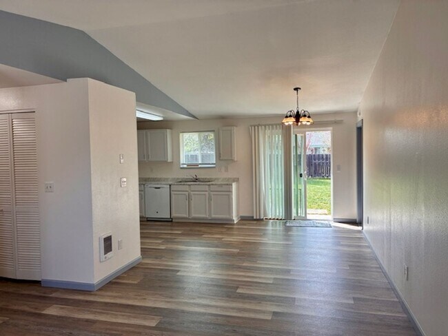 Building Photo - Charming 3-Bedroom Single-Level Home with Spacious Yard!