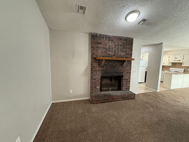 Building Photo - 5728 S Vancouver Ave