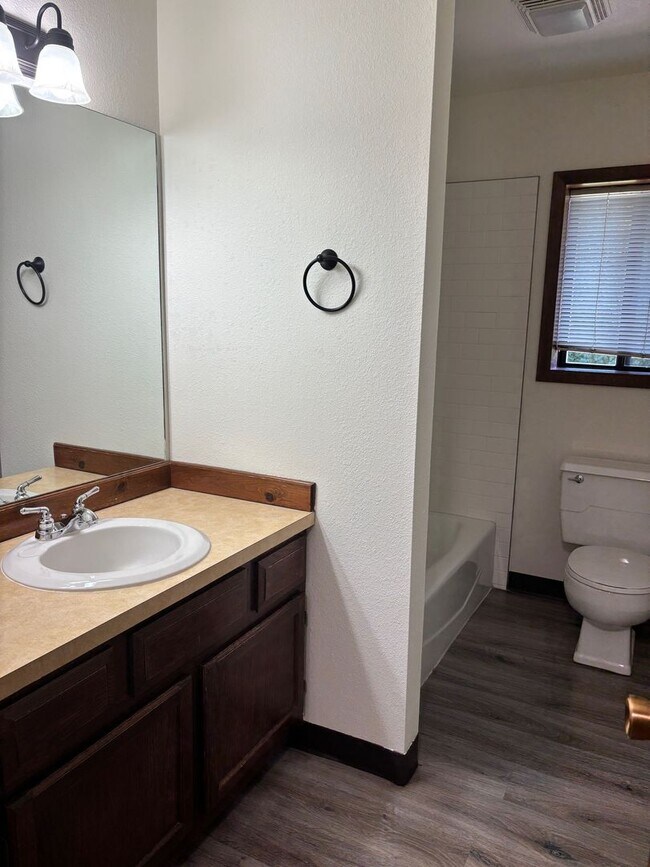 Building Photo - Cute 2 bed 1.5 bath - close to MSU & downtown Bozeman!