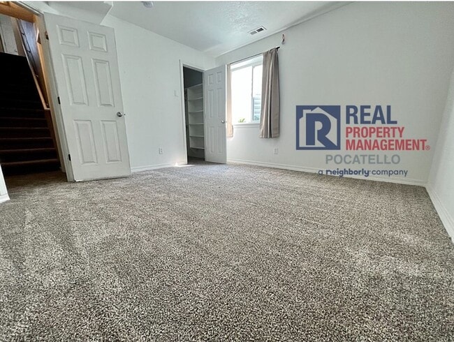 Building Photo - Beautiful 6 Bedroom 3 Bath house - 2 Car Garage - 6 month lease