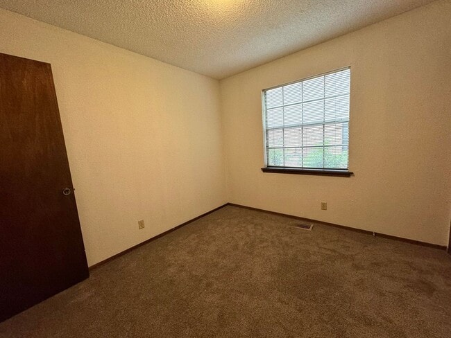 Building Photo - 3 bedroom 2 bathroom duplex In Broken Arrow!