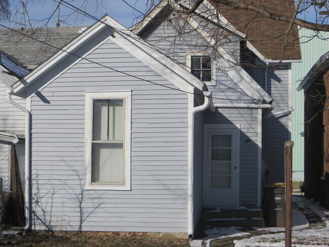 Building Photo - Large Three Bedroom, 1.5 Bathroom Home hal...