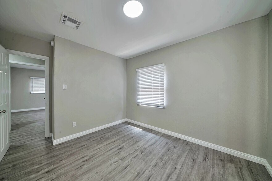Building Photo - 830 S 15th Ave