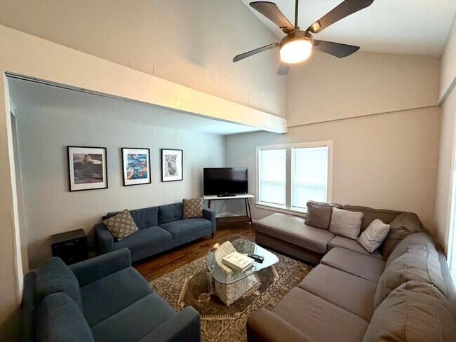Building Photo - Available fully furnished or unfurnished, this beautifully renovated 3-bedroom, 1.5-bathroom home...