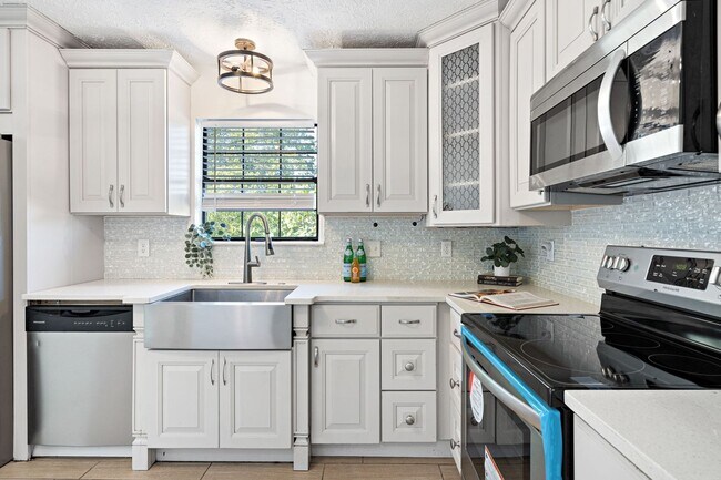 Building Photo - Fully renovated condo in Hendersonville
