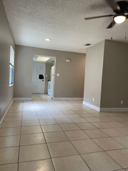 Building Photo - 11601 Valencia Dr