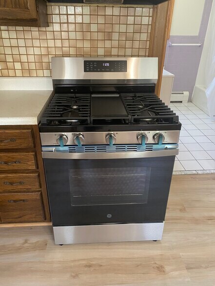 New stove - 589 Saratoga St