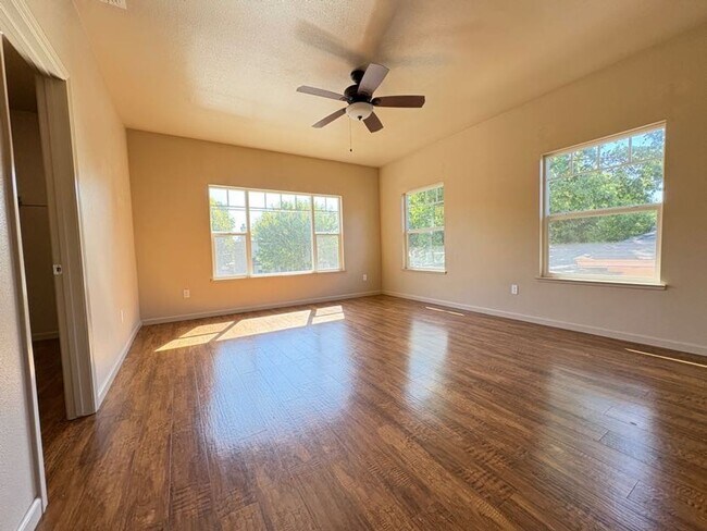 Building Photo - Remodeled Two Bedroom Quadplex Unit