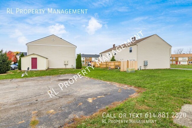 Building Photo - Spacious 2 bedroom 1.5 bathroom townhome n...