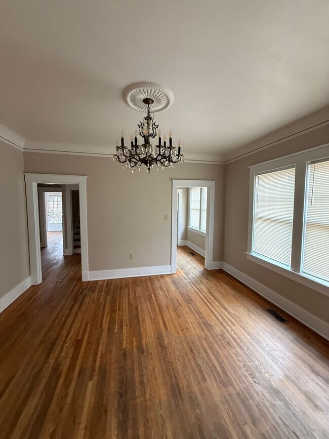 Building Photo - Spacious Midtown Gem – 4BR Home with Guest House Near Rhodes College!